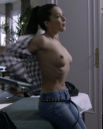Verónica Sánchez desnuda en la serie Sin identidad.